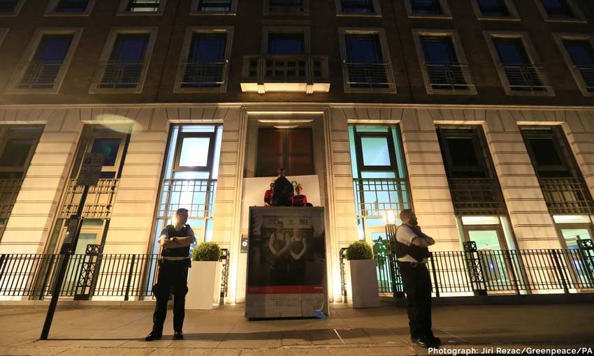 BP headquarters in London blockaded by Greenpeace
