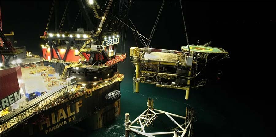 Heerema’s giant vessel removes North Sea platform
