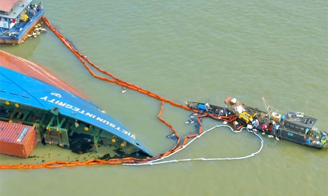 Salvage tragedy: 3 divers under collapsed container, missing; 2 in coma